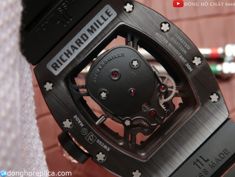 Đồng hồ Richard Mille RM052 Skull Black Carbon 43mm trang bị bộ máy tuyệt vời