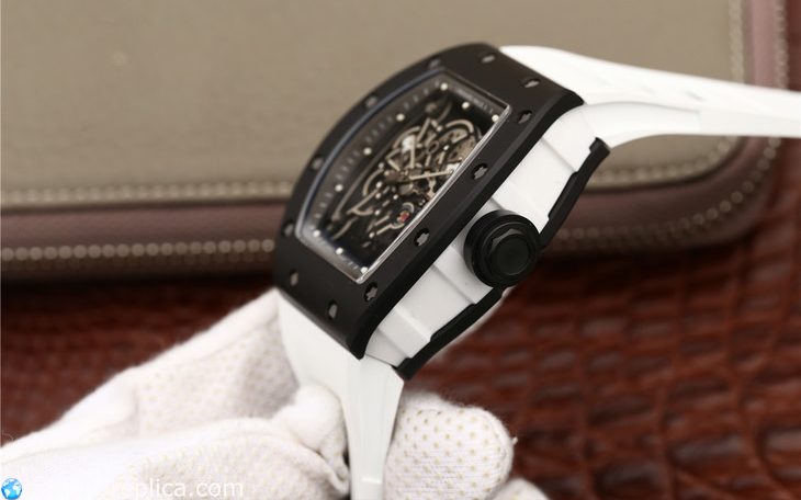 Thiết kế núm của chiếc đồng hồ Richard Mille Bubba Watson price máy Thụy Sỹ