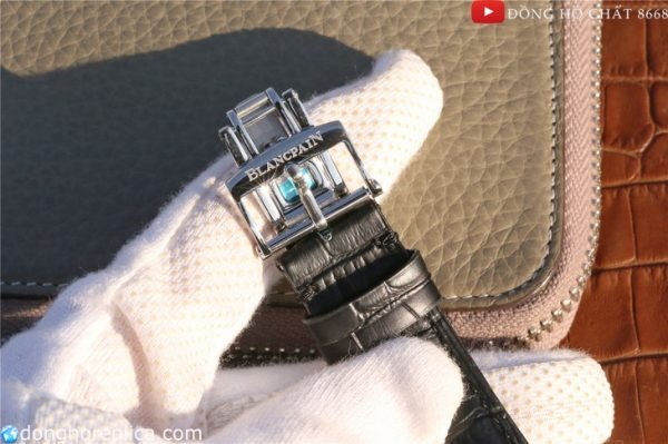 Đi kèm để hoàn thiện vẻ đẹp sang trọng và đẳng cấp của mẫu đồng hồ này, nhà Blancpain đã lựa chọn dây đeo màu đen được chế tác từ da cá sấu.