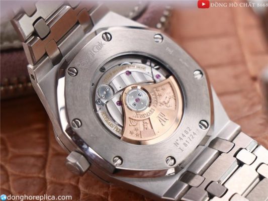 Chiếc đồng hồ lựa chọn bộ chuyển động tự động lên dây cót Caliber 3120