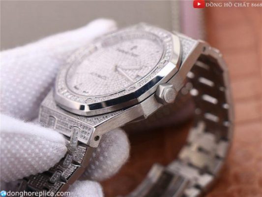 Chiếc đồng hồ Audemars Piguet Royal Oak 15452BC.ZZ.1258BC.01 Replica 1:1 là mẫu đồng hồ có thiết kế rất tinh tế và phá cách độc đáo bằng khung vỏ thép không gỉ.