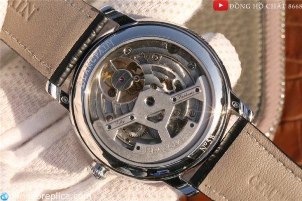 Qua mặt đáy làm bằng kính Sapphire có thể dễ dàng thấy chiếc đồng hồ này được trang bị bộ máy Caliber 5939A.Bộ máy có cơ chế tự lên dây cót, bao gồm 379 bộ phận,42 chân kính có độ dày 7,25 mm và đường kính 30,6mm.