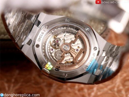 Với việc trang bị bộ máy hiện đại như thế này thì khả năng tích cót năng lượng cho đồng hồ cao, thời gian vận hành lý tưởng.