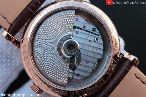 Với vẻ đẹp từ bên ngoài đến bên trong sở hữu một trái tim đầy mạnh mẽ. Chiếc đồng hồ của nhà Breguet được trang bị bộ máy tự động Breguet caliber 502.3 DR1