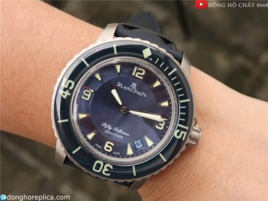 .Blancpain Fifty Fathoms là một trong những phiên bản đầu tiên khởi xướng đồng hồ thợ lặn. So với đồng hồ của thợ lặn từ các thương hiệu đồng hồ Thụy Sĩ khác, Fifty Fathoms trông thanh lịch hơn hẳn vì nó không có vỏ cứng cáp.