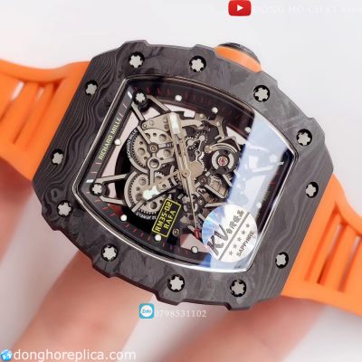 Mặt số được thiết kế theo kiểu dáng skeleton