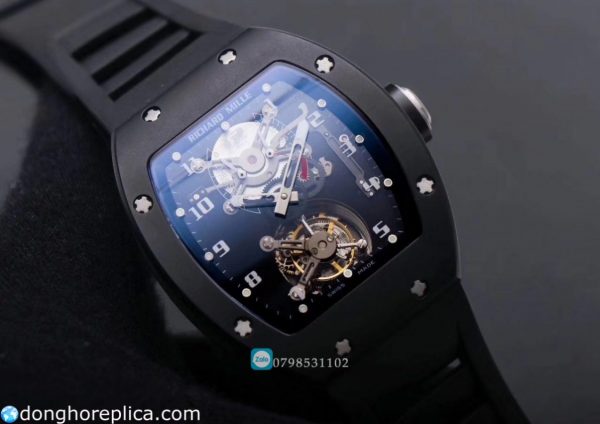 Tại góc 6 giờ đồng hồ, là lồng Tourbillon phần đắt giá nhất trên chiếc đồng hồ