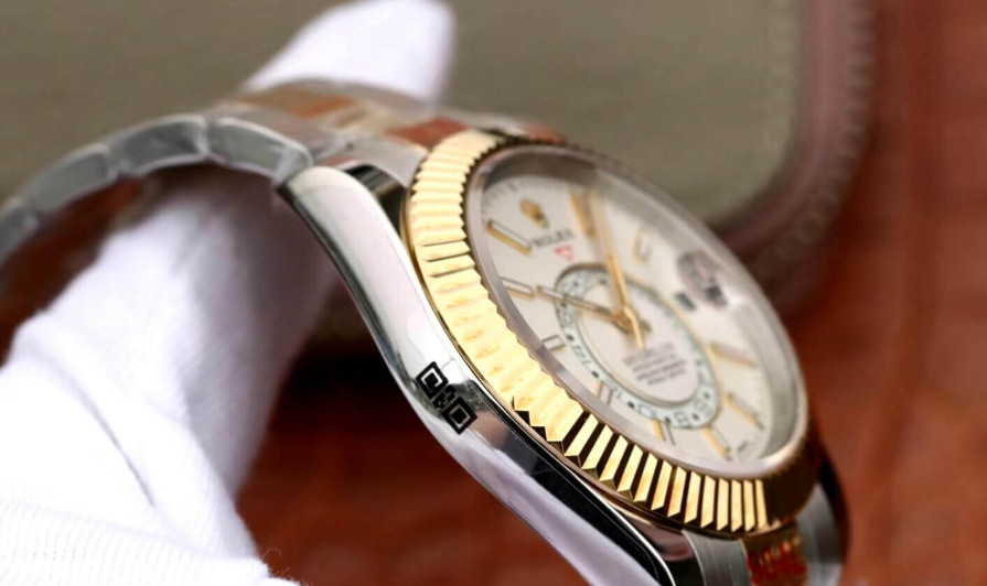 Hoàn thiện dây của chiếc đồng hồ Rolex Gold Sky Dweller White Dial M326933-0009 Rep 1:1 giống với bản hãng