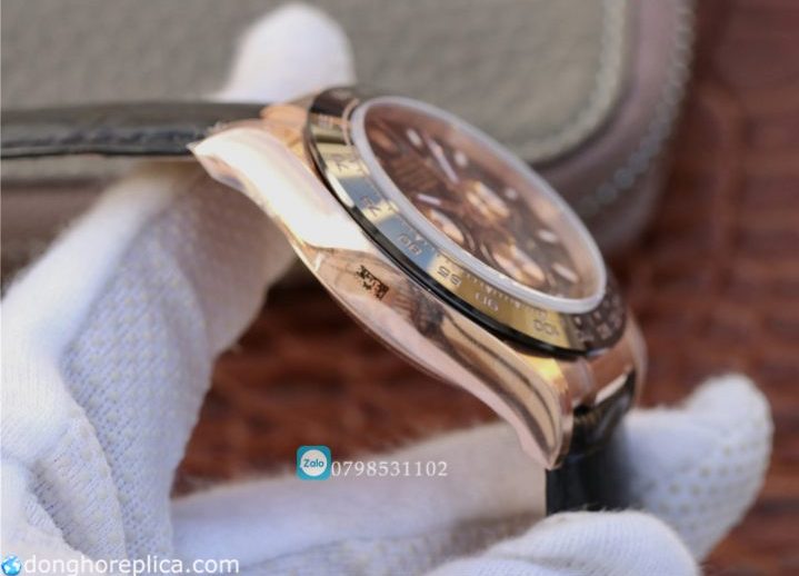 Vỏ và núm của chiếc đồng hồ nam Rolex Daytona ceramic dây da cá sấu cao cấp