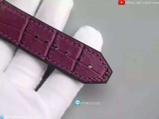 Phần dây đeo tay được phu một lớp da cá sấu màu tím,kết nối với bộ vỏ đồng hồ bởi thiết kế càng nối dây gắn liền