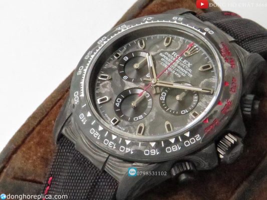 Vỏ khung đồng hồ được làm bằng chất liệu carbon