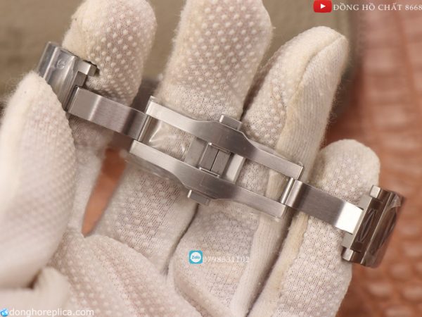 Dây deo được là từ kim loại không gỉ, được đánh bóng sáng loáng