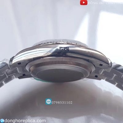 Lớp vỏ luôn sáng bóng của chiếc đồng hồ Tag heuer