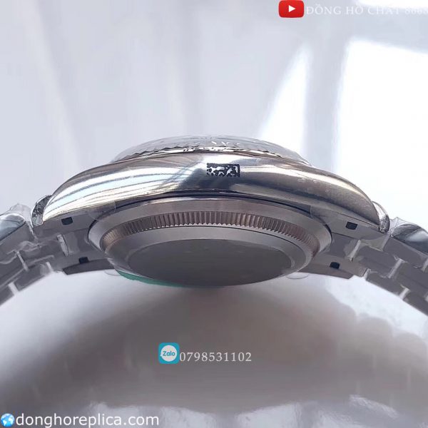 Lớp vỏ luôn sáng bóng của chiếc đồng hồ Tag heuer
