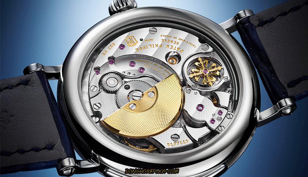 Đồng hồ Patek Philippe cơ lộ máy rất dễ nhận biết nhờ lớp kính Sapphire