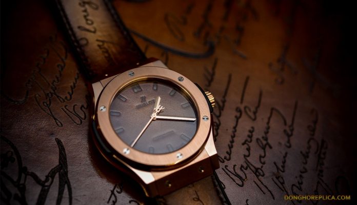 Tổng thể của chiếc đồng hồ mang vẻ đẹp cổ điển với tone màu nâu vàng mật ong đậm chất hoài niệm