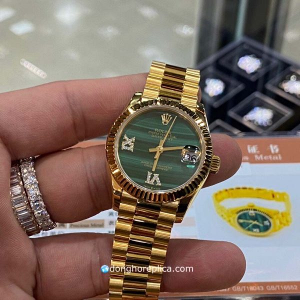 Chiếc đồng hồ Rolex DateJust 31mm 278278MLRDP Green Dial Replica 1:1 này sở hữu một ngoại hình nổi bật với chất liệu vỏ được chế tác bọc vàng 18K và cỗ máy Thuỵ Sĩ siêu việt.