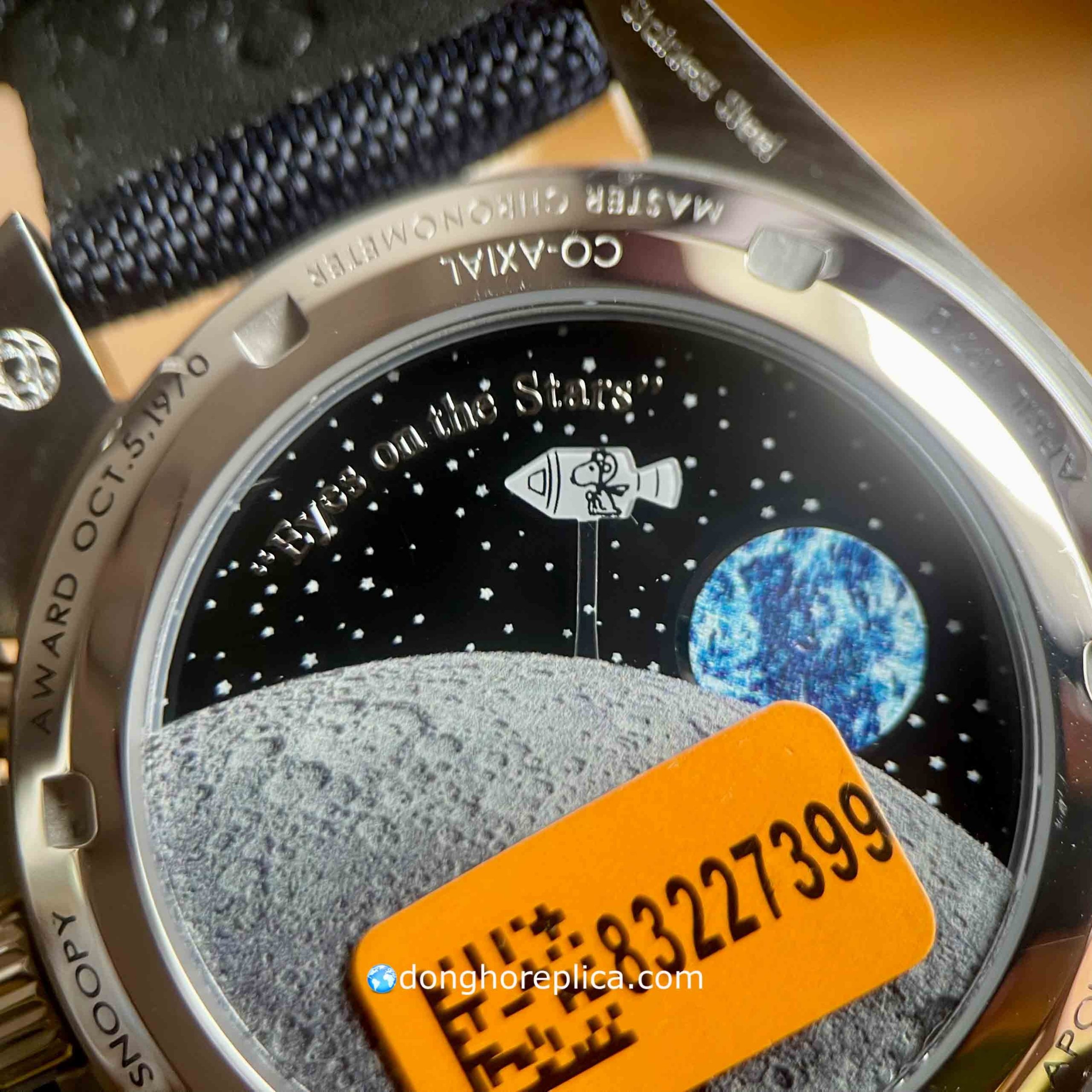 Đồng hồ Omega Speedmaster Pris 310.32.42.50.02.001 Snoopy Award trang bị cỗ máy vận hành ấn tượng