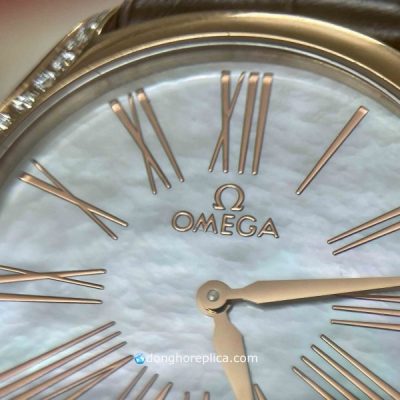 Mặt Dial của mẫu Omega Deville OM107 dây da được khảm từ vỏ ngọc trai trắng tự nhiên với những đường vân bắt mắt.