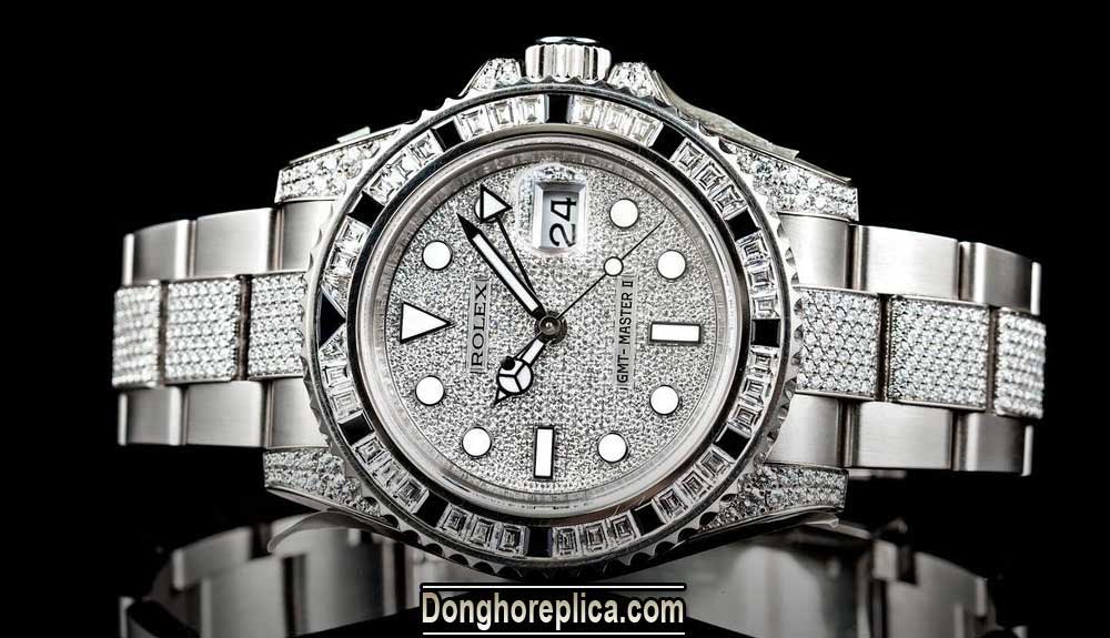 Mặt đồng hồ Rolex được chế tác từ chất liệu quý hiếm, mặt sau đồng hồ Rolex