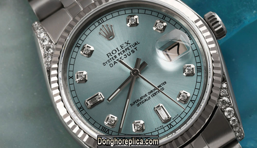 Mặt đồng hồ Rolex màu xanh băng, mặt sau đồng hồ Rolex
