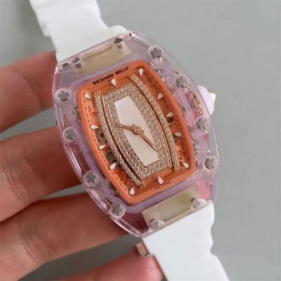 Vẻ đẹp của chiếc đồng hồ nữ Richard Mille RM 07-02 không chỉ nằm ở sự cổ điển mang phong cách châu Âu mà còn ở chức năng vượt thời gian.