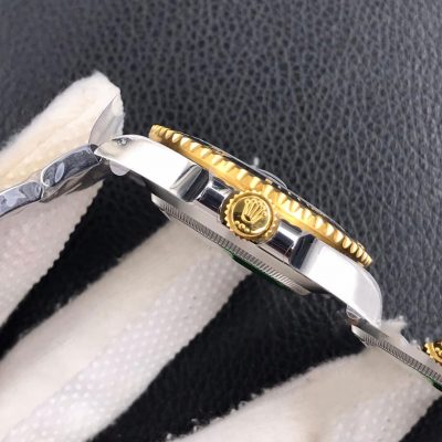 Dây Tank và bộ khóa thông minh Oyster Easy Link giúp cho người thợ lặn dễ dàng chỉnh kích cỡ dây đeo cho vừa cổ tay cũng như thay đổi núm điều chỉnh giờ như mong muốn.