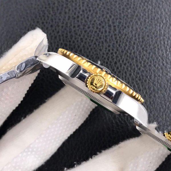 Dây Tank và bộ khóa thông minh Oyster Easy Link giúp cho người thợ lặn dễ dàng chỉnh kích cỡ dây đeo cho vừa cổ tay cũng như thay đổi núm điều chỉnh giờ như mong muốn.