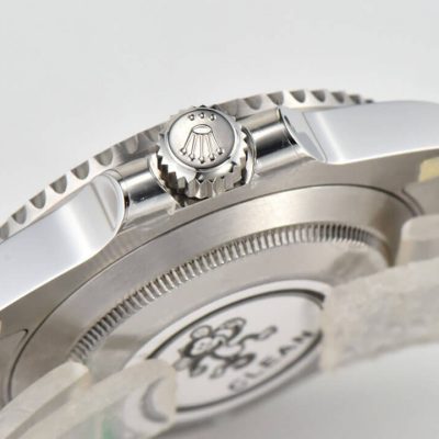 Black Rolex Submariner 114060-97200 40mm sở hữu khả năng kháng nước tuyệt vời
