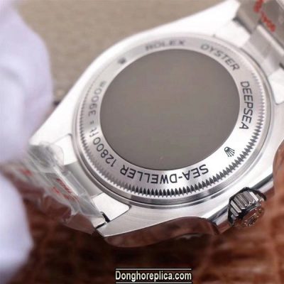 Nắp đáy kín giúp bảo vệ tốt hơn bộ máy bên trong