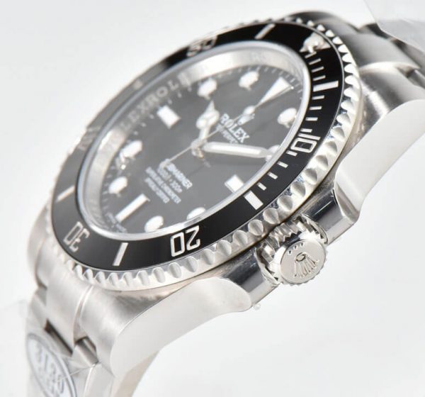 Từng chi tiết mặt số của Black Rolex Submariner 114060-97200 40mm đều được làm rất ấn tượng