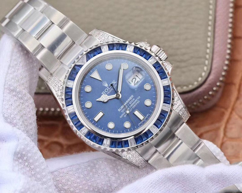 Mặt số sản phẩm đồng hồ Rolex Submariner Date 116619LB Diamond Edition tích hợp nhiều chức năng