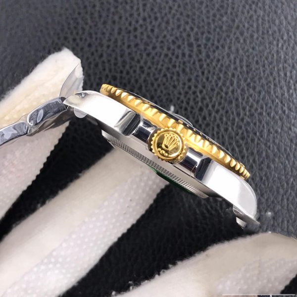 Vẻ đẹp bên ngoài của chiếc đồng hồ Rolex Submariner Oystersteel And Yellow Gold 116613LB