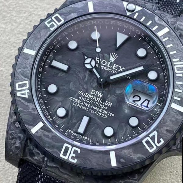 Thiết kế mặt số đồng hồ Rolex Submariner Date Black DIW Carbon Fiber vô cùng độc đáo