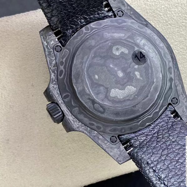 Chiếc đồng hồ Rolex Submariner Date Black DIW Carbon Fiber được trang bị bộ máy Thụy Sỹ cao cấp