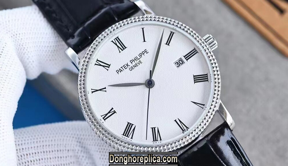 Đồng hồ Patek Philippe được chế tác từ vật quý nên cần hết sức cẩn trọng khi thao tác với đồng hồ