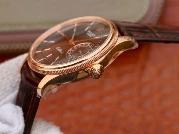Chúng ta cũng dễ dàng nhận thấy thiết kế đặc trưng trên dòng Rolex Cellini đó là vành Bezel tròn quen thuộc các chi tiết được làm theo dạng đồng xu rất đẹp mắt.