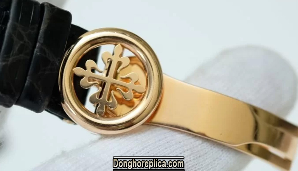 Khóa bướm đồng hồ Patek Philippe với hình hoa thị đặc trưng