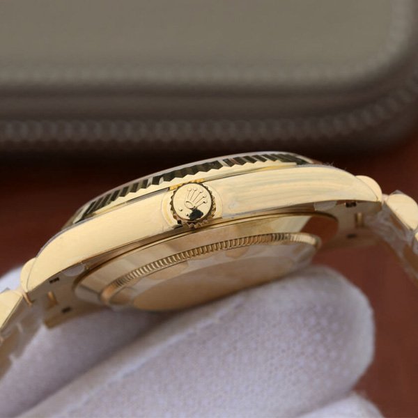 núm chỉnh giờ của đồng hồ Rolex mặt trắng vỏ vàng