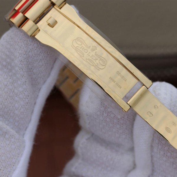 Thiết kế dây và khoá đồng hồ Rolex mặt trắng vỏ vàng