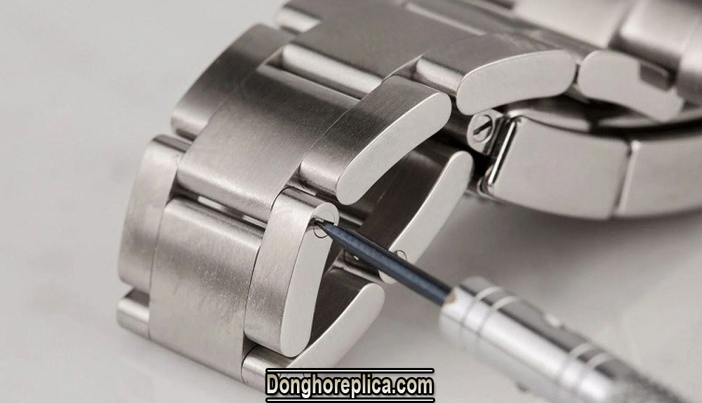 Cách mở dây đeo đồng hồ Rolex với thiết kế càng nối dây có lỗ