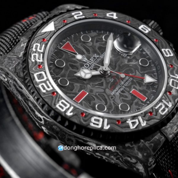 Rolex GMT Master II DIW Carbon Fiber Black & White sở hữu mặt số ấn tượng
