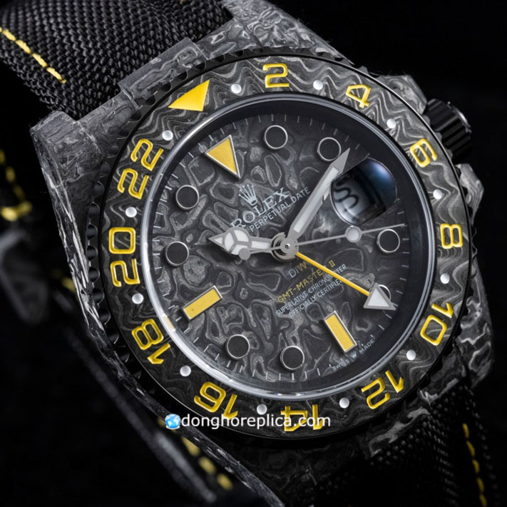 Mặt số đen sang trọng trên đồng hồ Rolex GMT Master II Black DIW Carbon Yellow