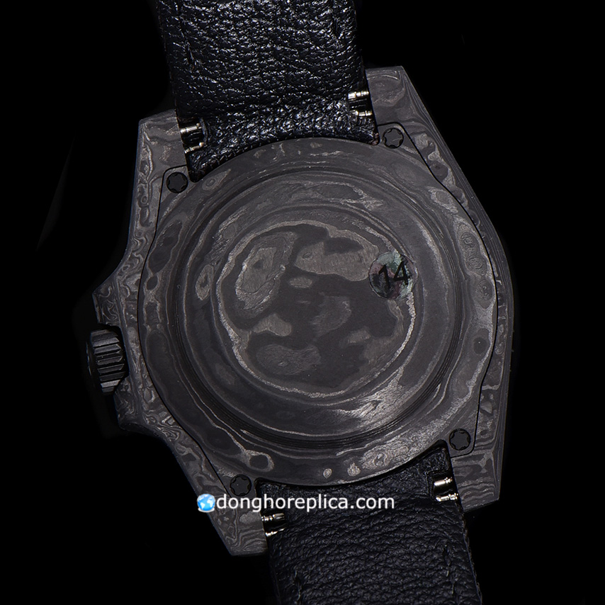 Mẫu đồng hồ Rolex Rep 1:1 Submariner DIW Carbon Fiber Black được trang bị bộ máy cơ học tuyệt vời và dây thép ấn tượng