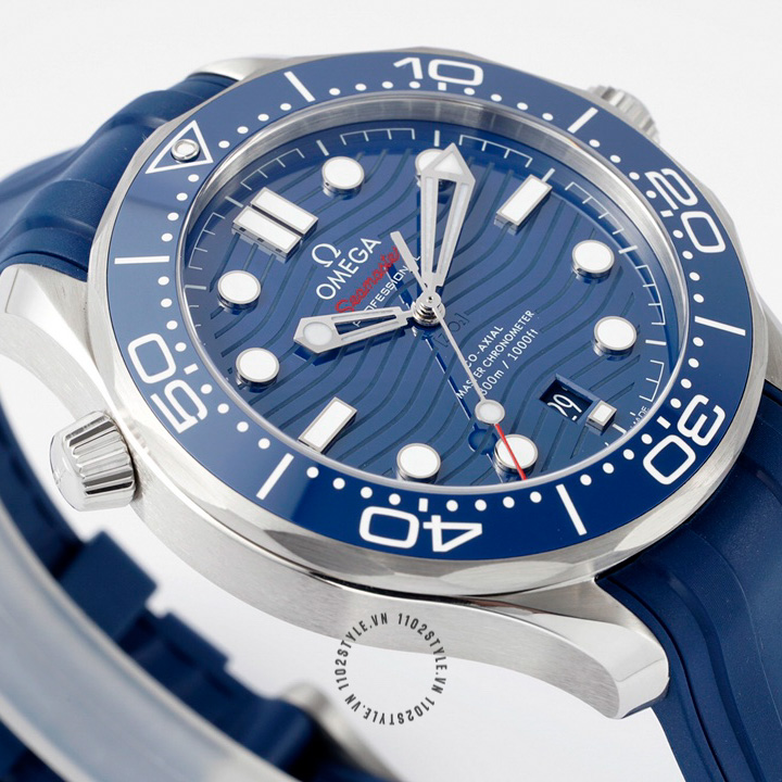 Mẫu đồng hồ Omega nam Seamaster 210.30.42.20.03.001 Blue Dial có kích thước phù hợp với tất cả mọi người