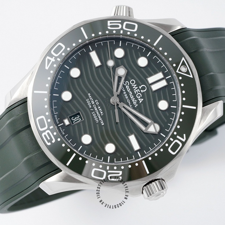 Chi tiết mặt số của mẫu đồng hồ Omega Fake 1:1 Seamaster Diver 300m 210.32.42.20.10.001