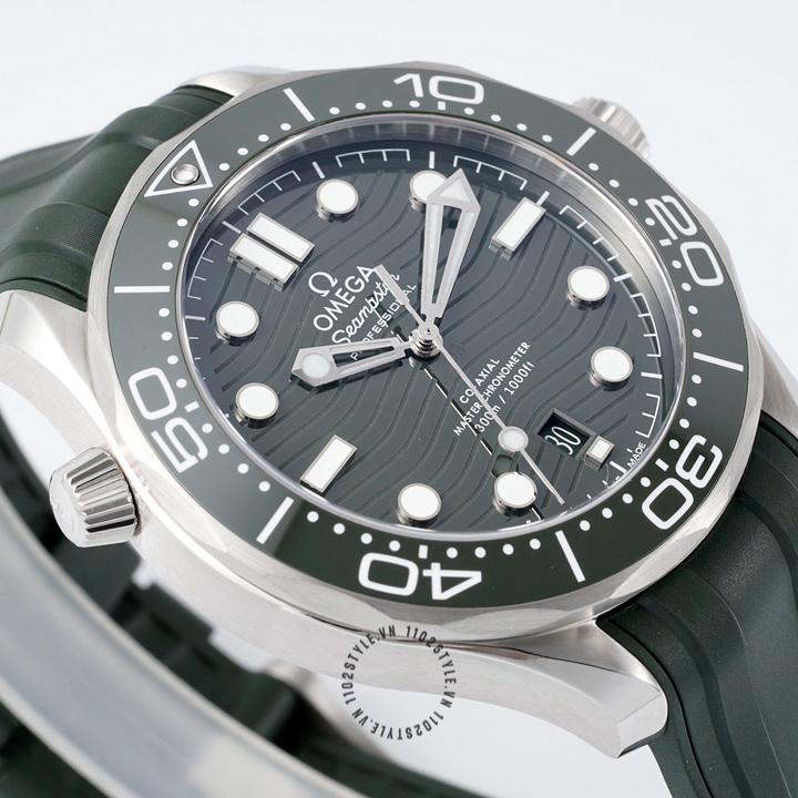 Mẫu đồng hồ Omega Fake 1:1 Seamaster Diver 300m 210.32.42.20.10.001 có kích thước phù hợp với tất cả mọi người