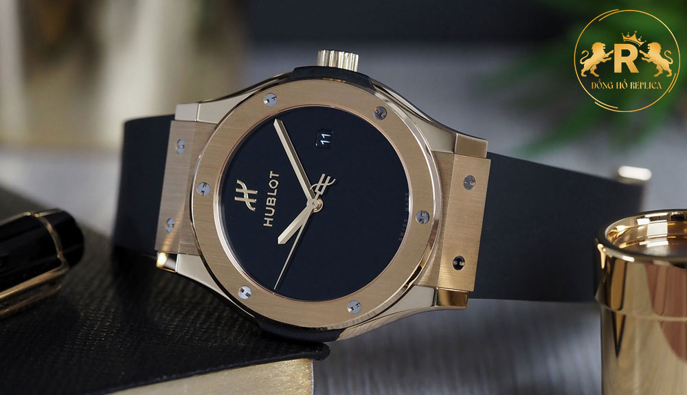 Tháo đồng hồ Hublot ra khỏi tay trong khi lên cót