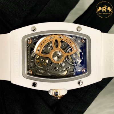 đồng hồ là bộ máy tự động CRMA2 được thiết kế theo phong cách lộ khung Skeleton