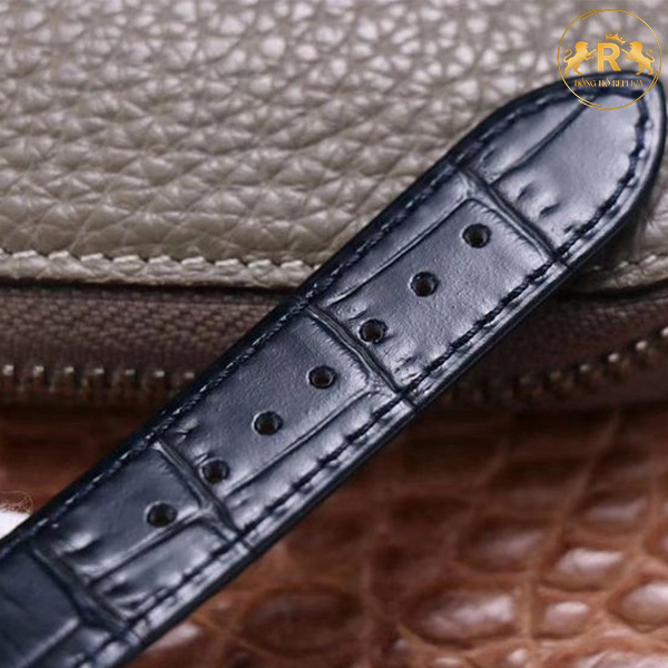 phiên bản đồng hồ Cartier Rep được trang bị dây đeo da cá sấu cao cấp